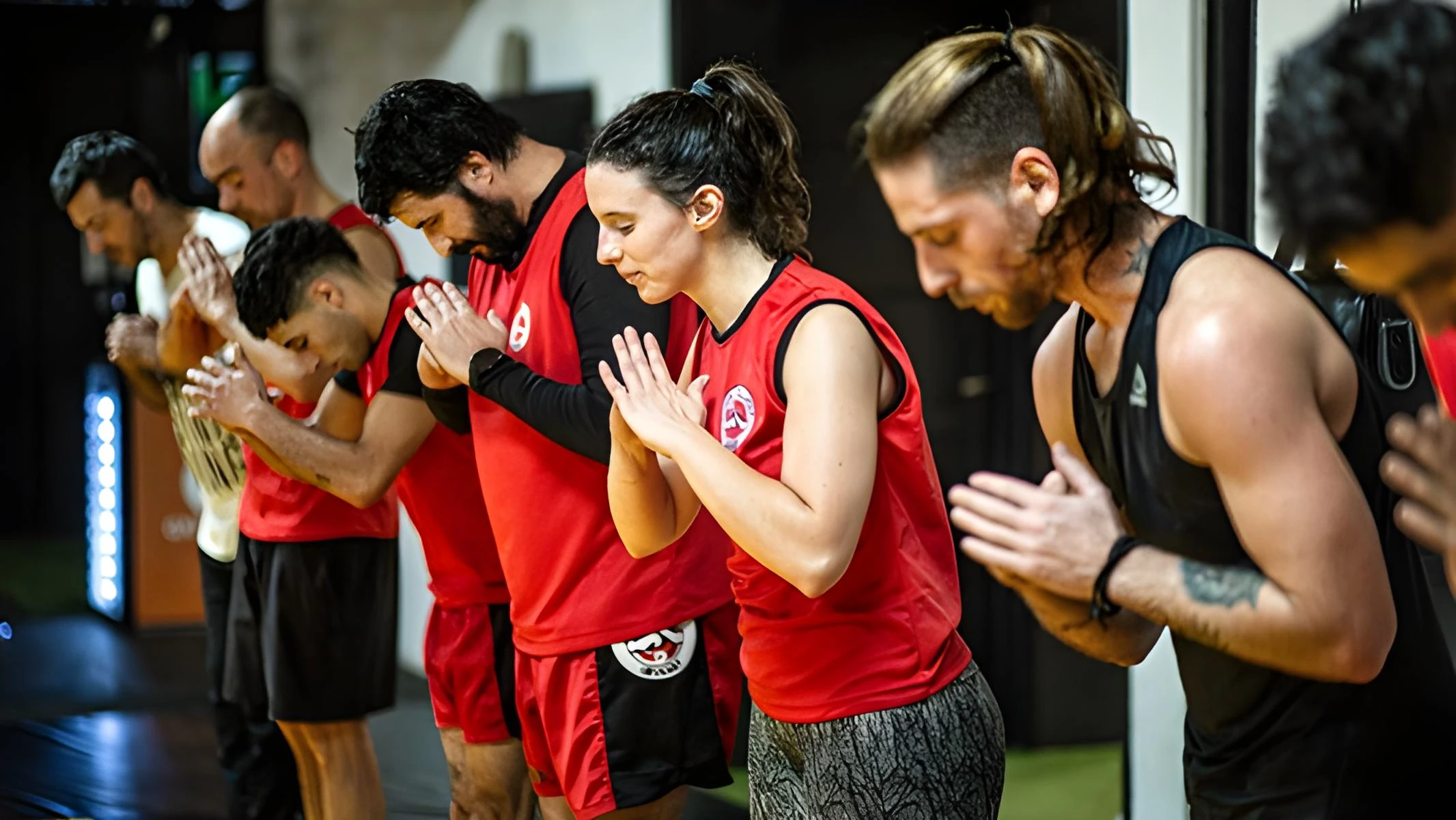 Entrenamiento de Sanda en interior, mostrando técnicas de combate en un ambiente profesional
